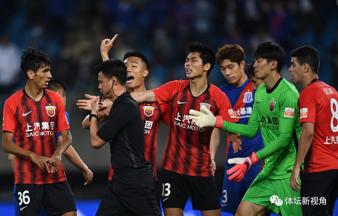 足球场上在裁判眼皮底下犯规,上港国脚暴力飞铲