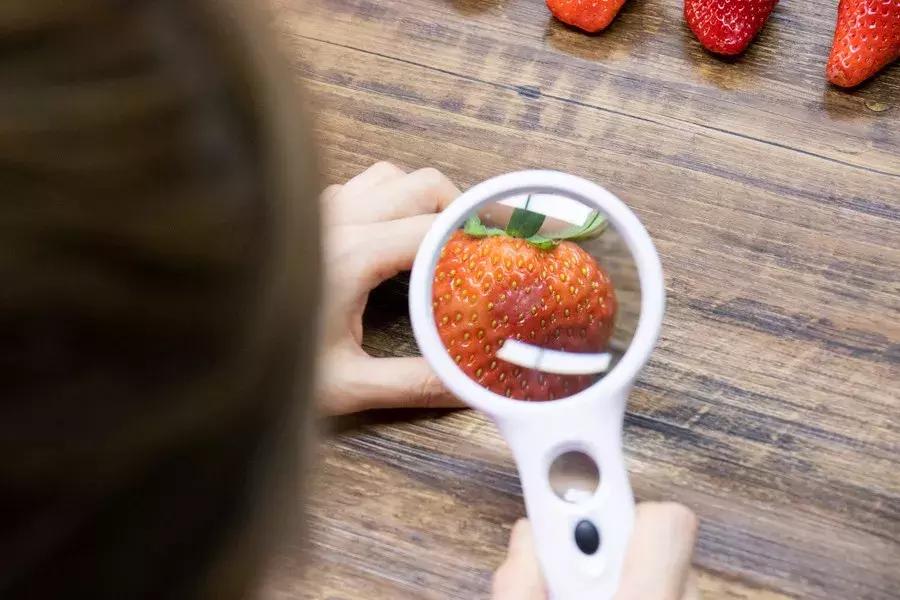 一下子吃了30颗草莓,吃了半斤草莓