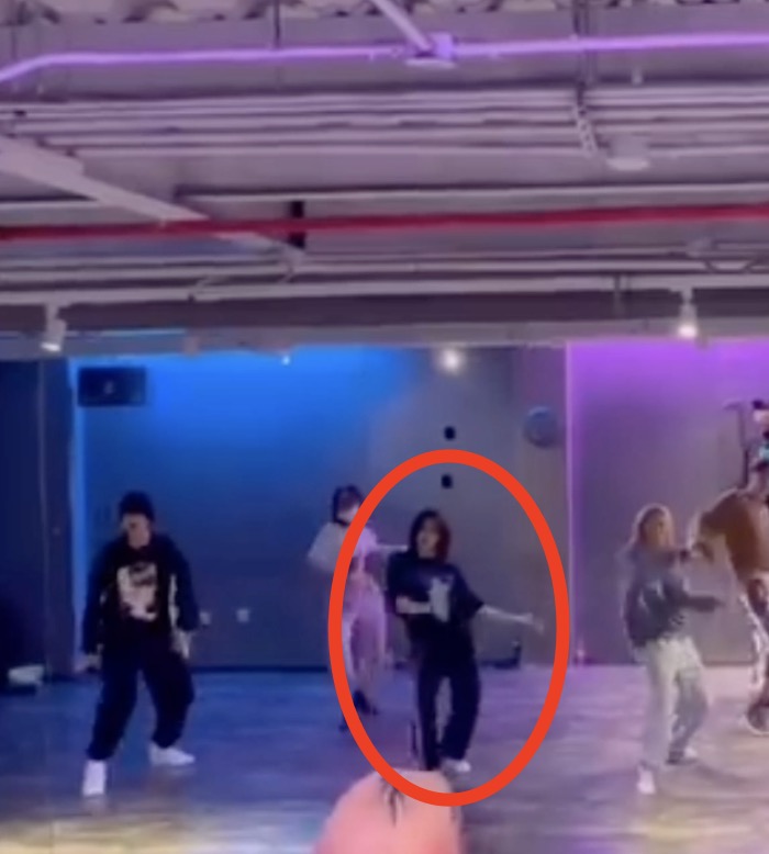 小苹果章子怡跳舞视频,章子怡继女小苹果晒跳舞视频