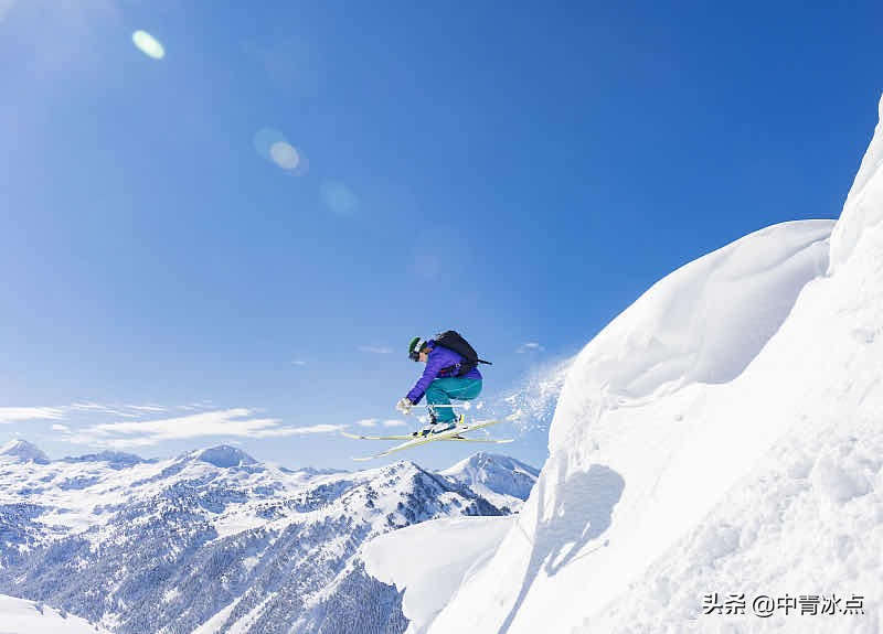 滑雪场男子不慎从高空坠落愿平安,男子滑雪躲过雪崩的惊险一幕