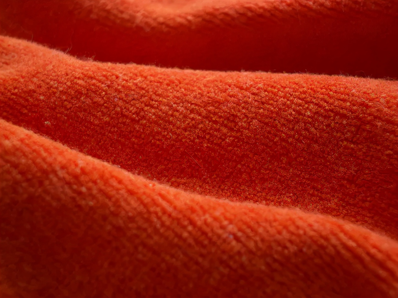 丝绒聚酯纤维和桑蚕丝丝绒区别,聚酯纤维面料和丝绒面料哪个好