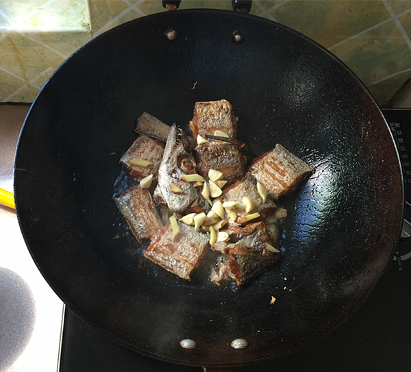 红烧鱼块怎么煎不会烂,烧鱼嫩的诀窍