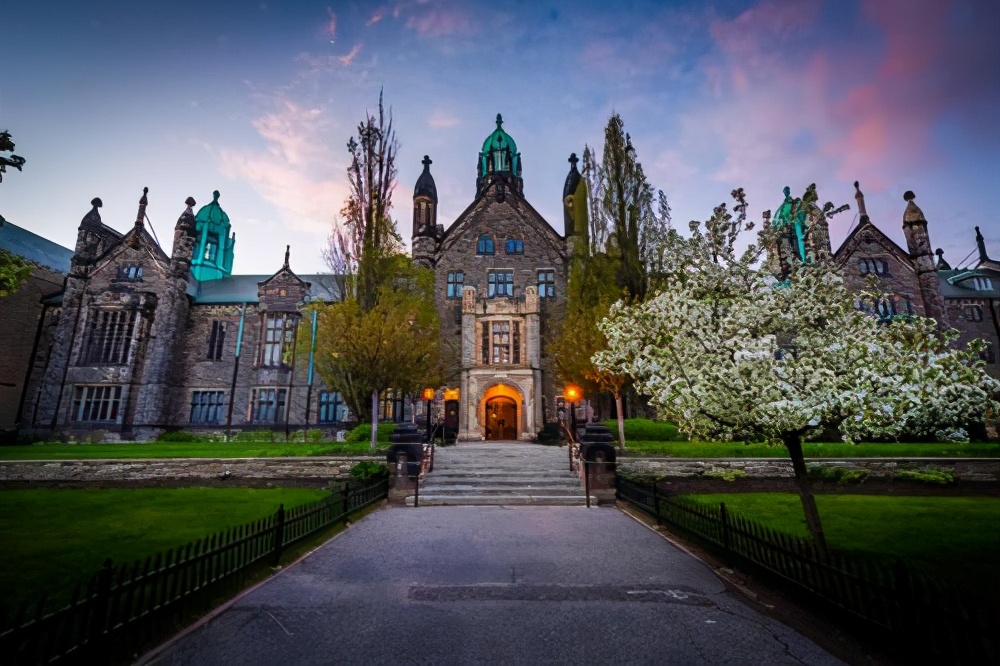 加拿大第一名校,加拿大第一民族大学