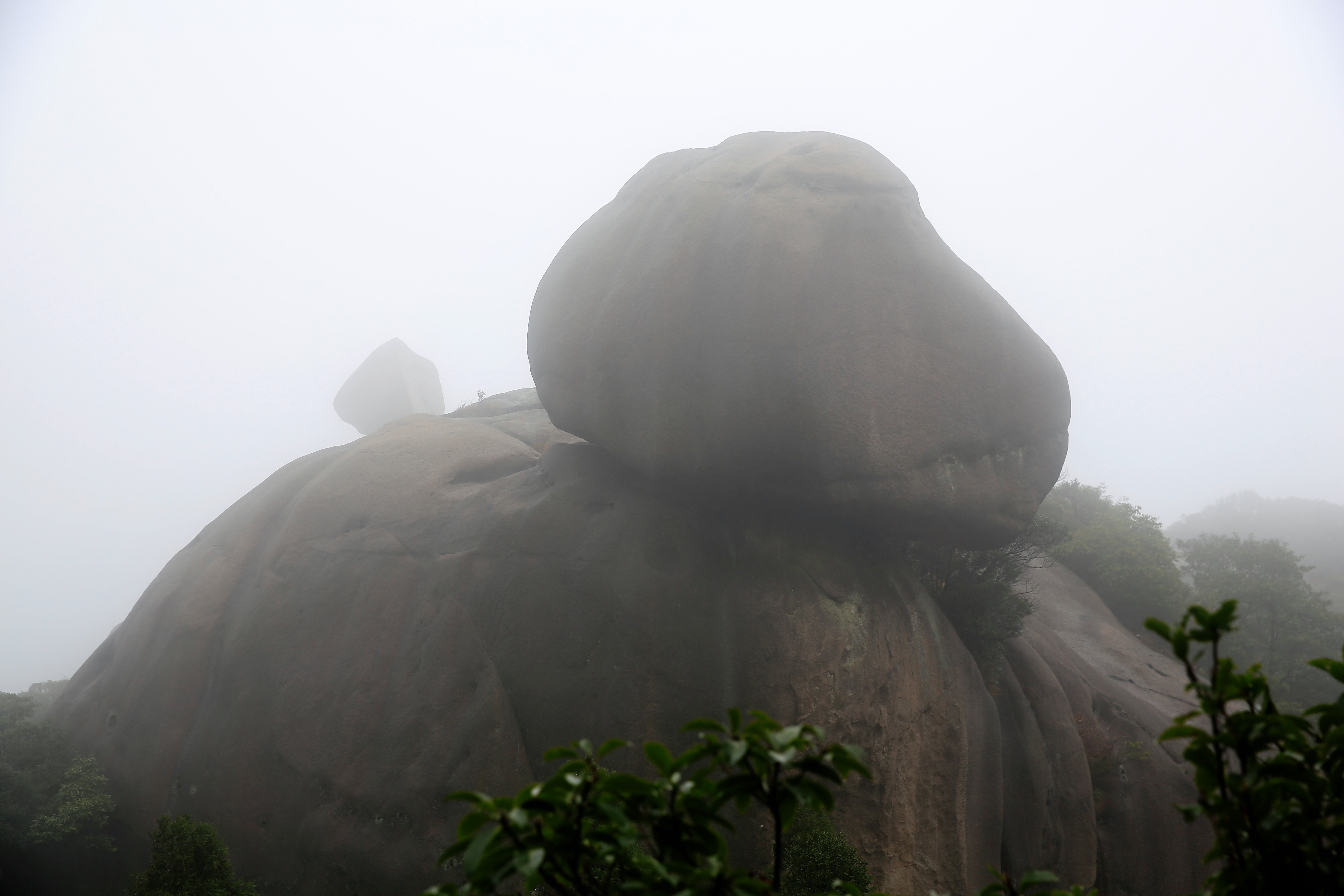 太姥山山顶日出,雨中的太姥山云雾缭绕