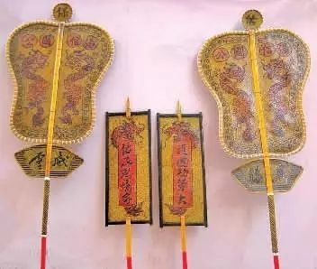 古时皇帝的后面为什么有人拿扇子,古代皇帝后面两位举扇子是何意