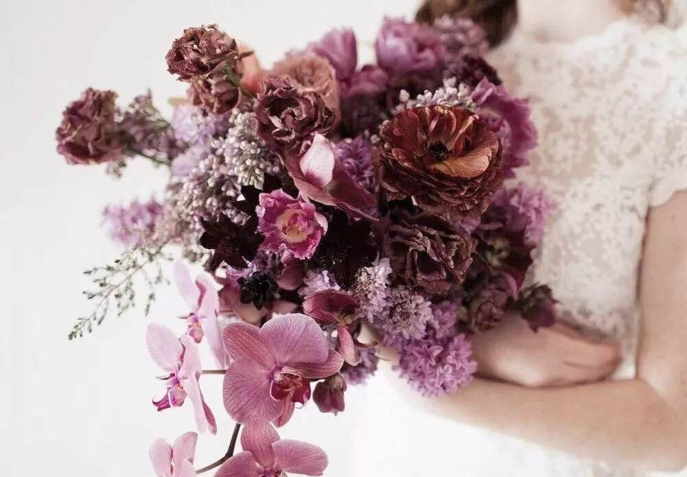 鲜花店日常换水整理花材,花要不要经常换水