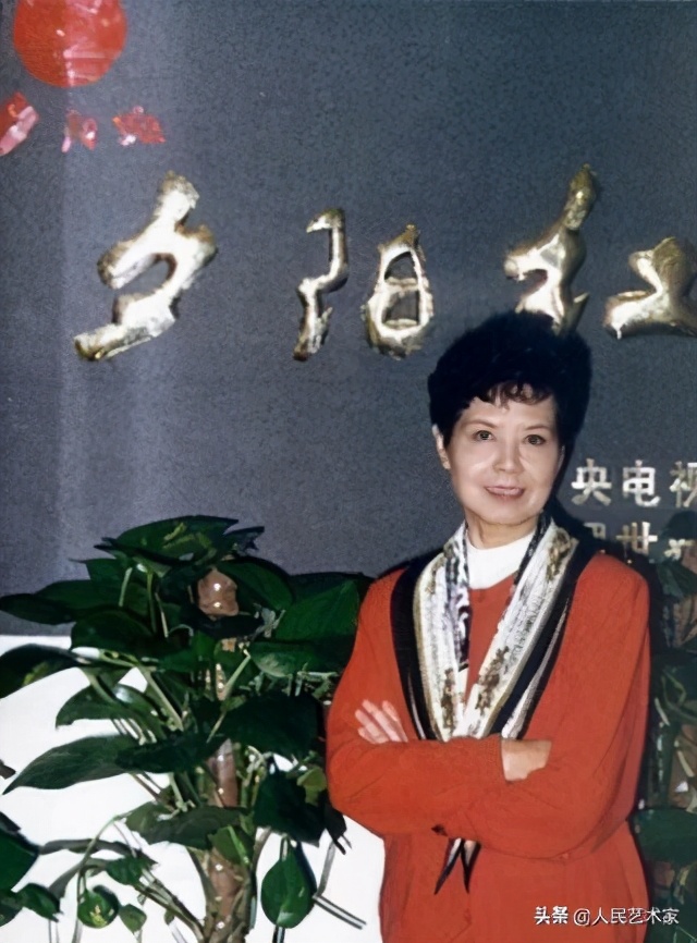 她是中国第一位电视播音员，师从开国大典播音员，发掘赵忠祥，指导敬一丹，是白岩松心中让央视变柔软的存在