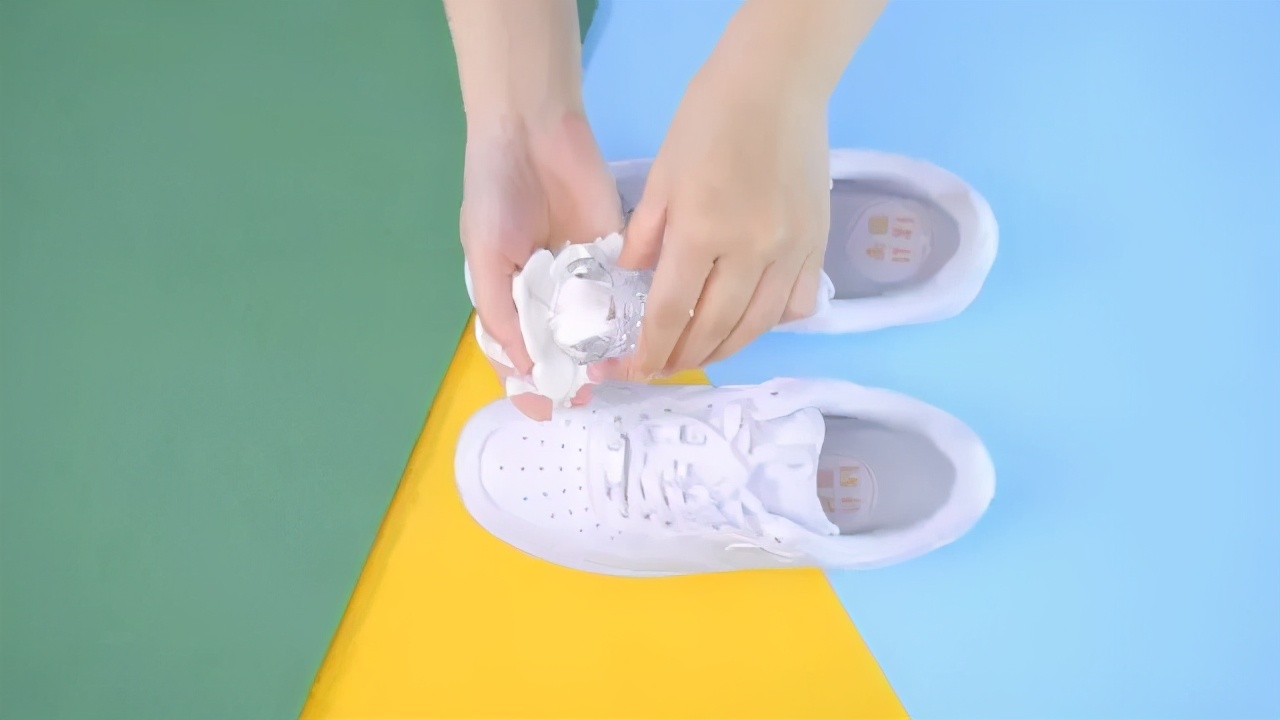 鞋里放纸团能防止褶皱吗,新鞋里的纸团有什么用