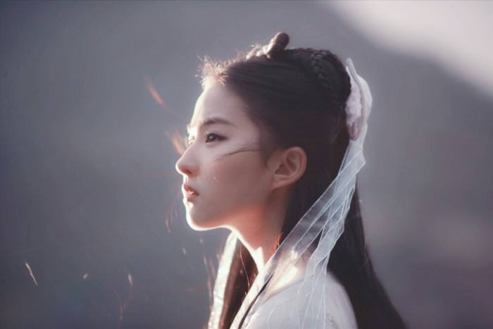 鬼鬼曾被亲妈当摇钱树，忘汇钱被其打到鲜血淋漓，今终于翻身