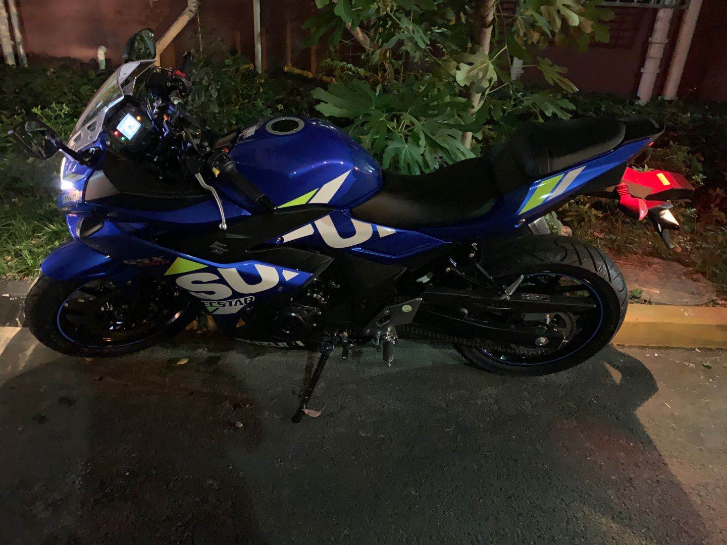 铃木gsx蓝色摩托车帅气视频,提铃木隼