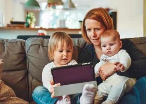 怎么防止孩子互相争宠,两个宝宝争宠怎么处理