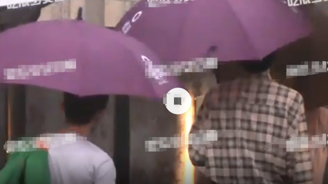 何炅和小鲜肉携手逛街,何炅与神秘男子深夜街头亲密互动