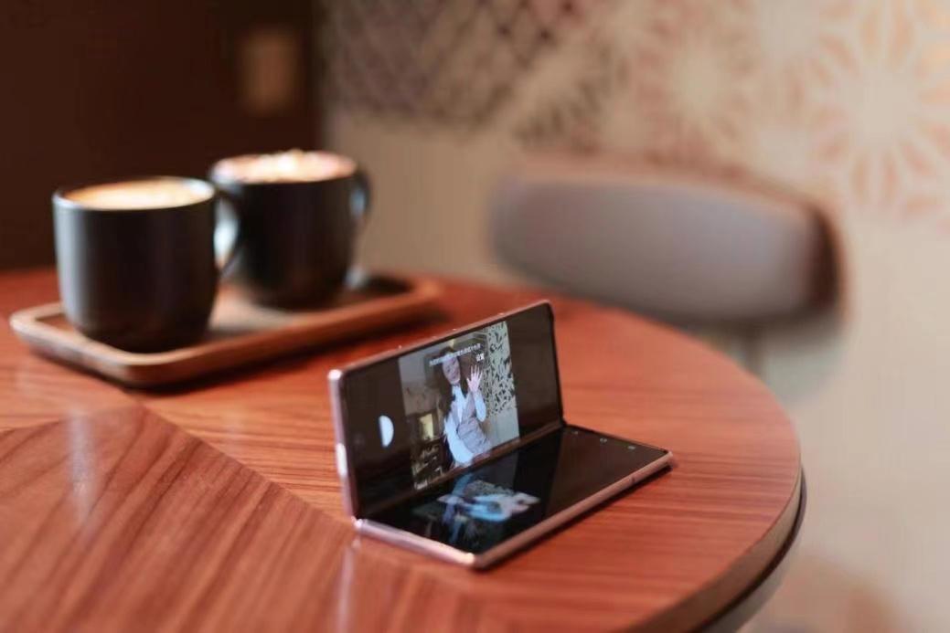 三星折叠屏手机zfold2怎么样,三星公布折叠屏手机galaxyfold2