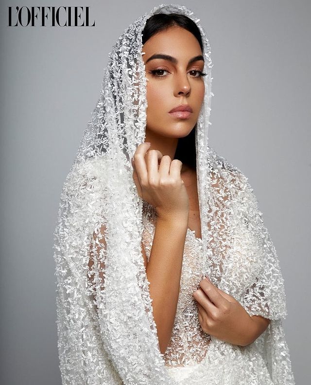 乔治娜发c罗王冠照,c罗和乔治娜一起时衬衫正装照