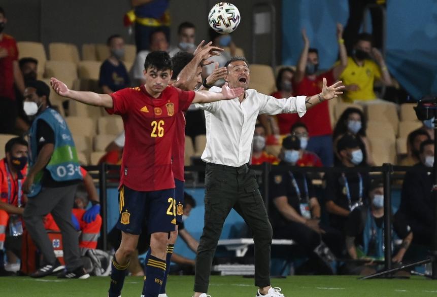 莫拉塔一下场就进球,莫拉塔又踢飞了