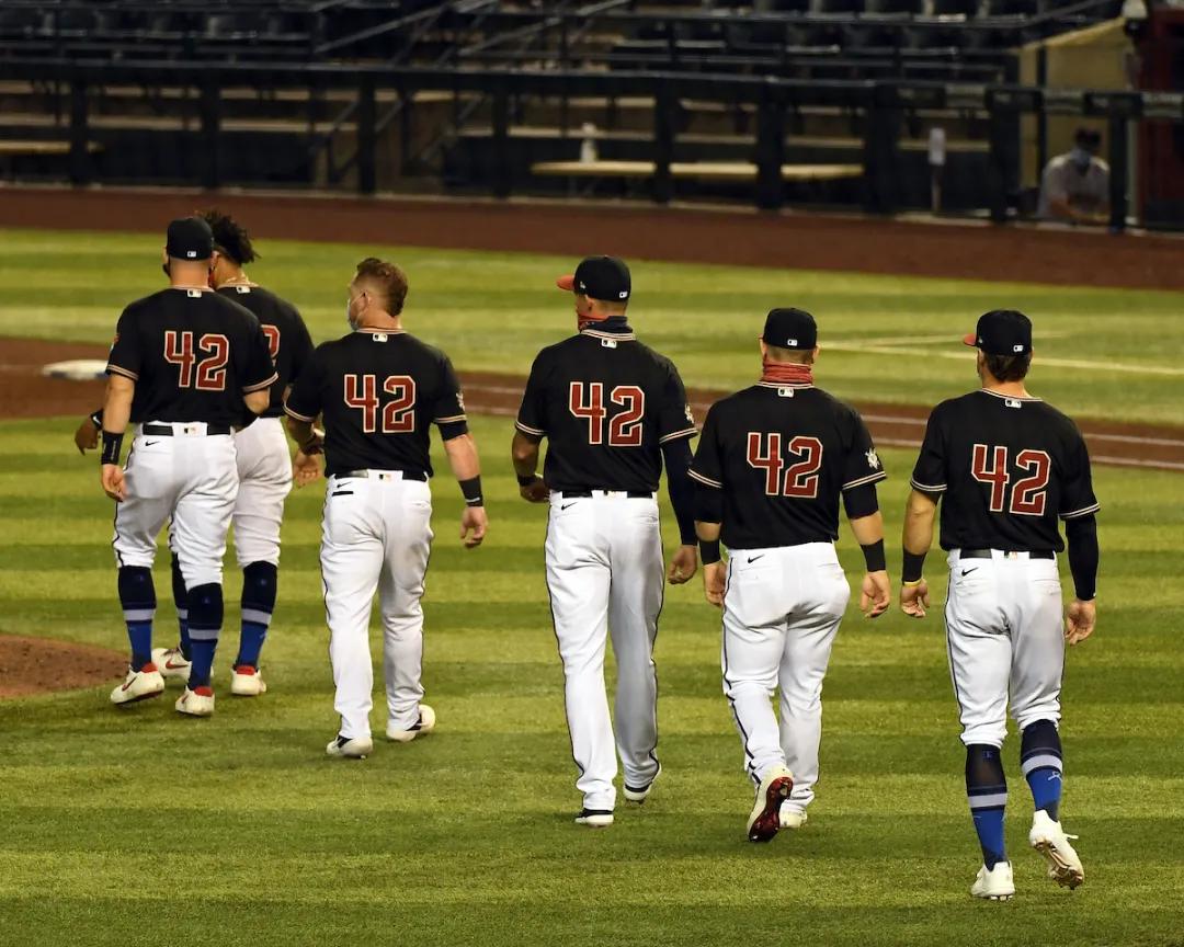 两个42和两个8，你知道这些退役号码的故事吗？