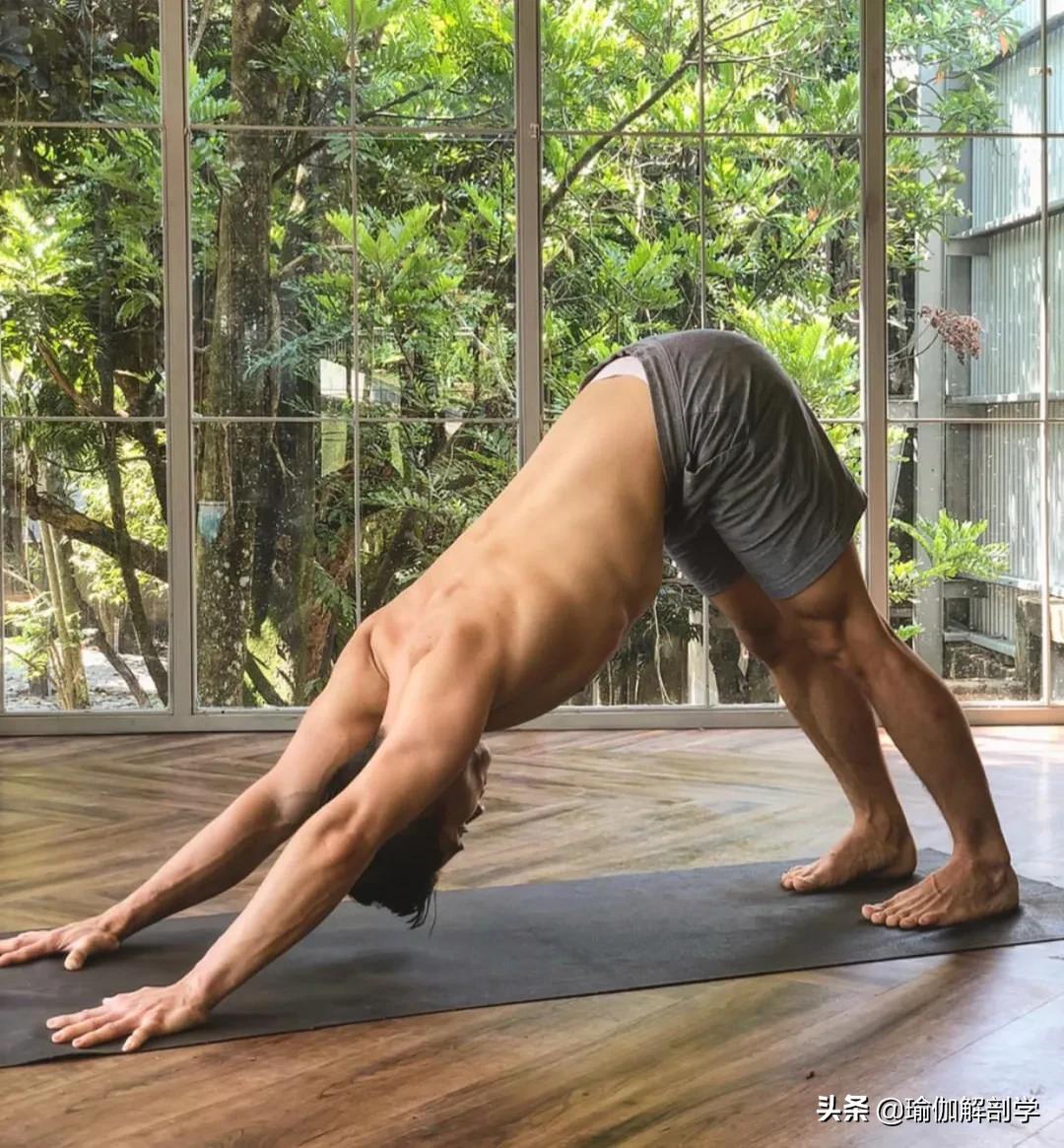 自律练瑜伽的男士,坚持练习瑜伽的男人刚柔并济