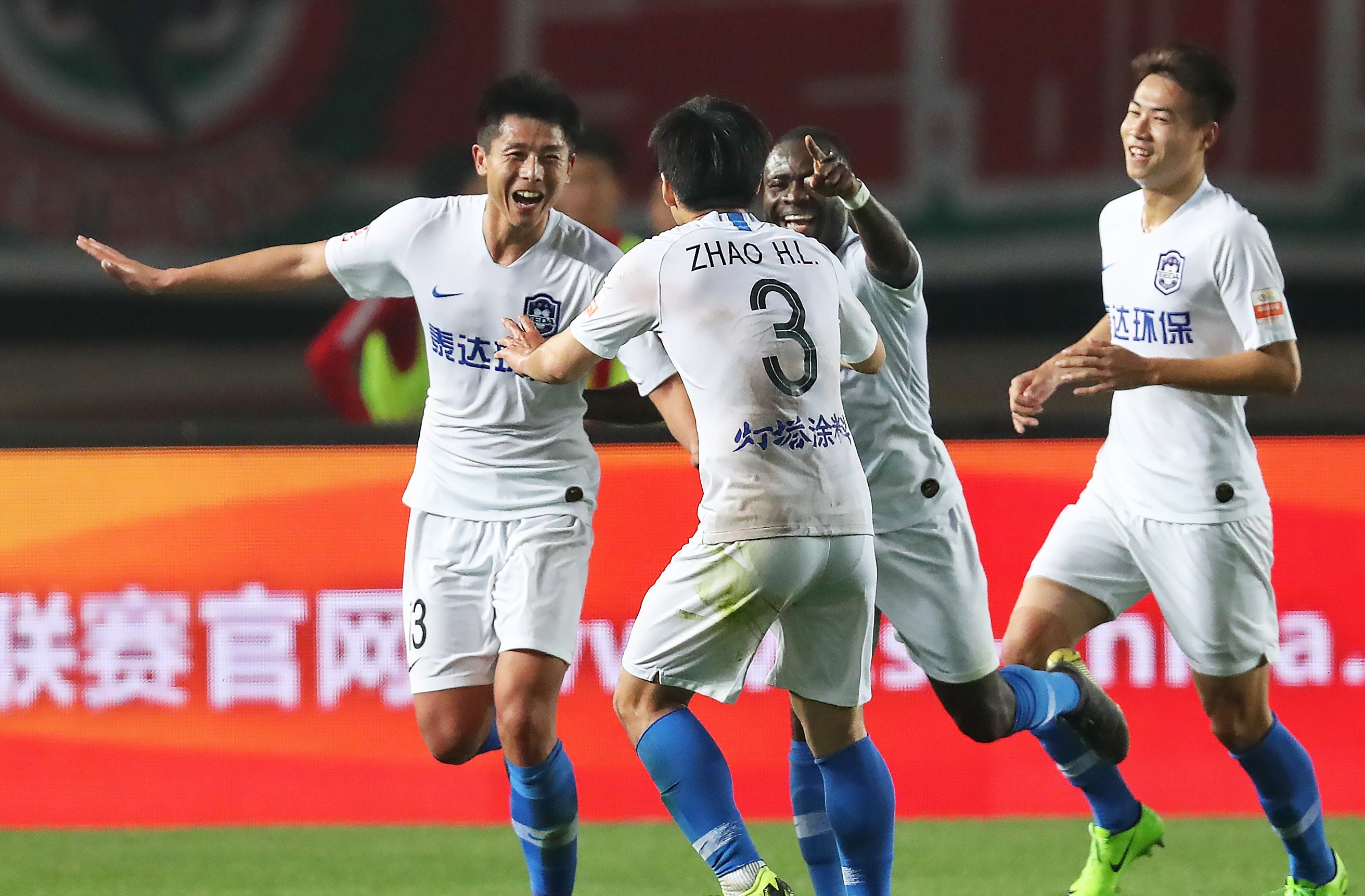 博士拳王爆粗口,中国足球高价养咸鱼!对比中国女排没说错