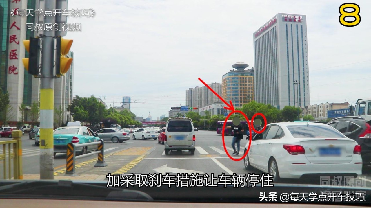 红绿灯路口行人闯红灯用不用礼让,路口遇到红灯怎么解决