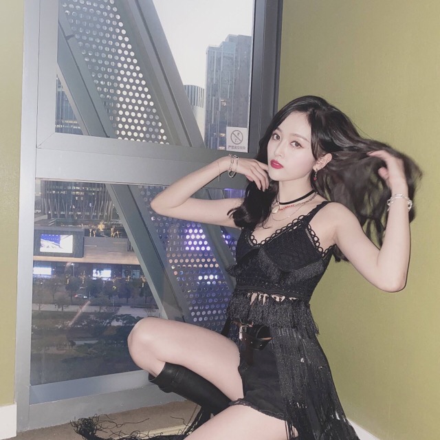 吴宣仪深v抹胸裙金色,吴宣仪深v礼服照