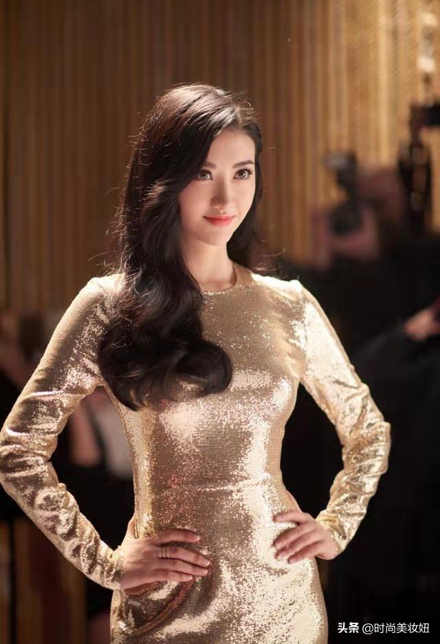 景甜一袭金色露肩长裙高级又迷人,景甜金色亮片裙身材秀