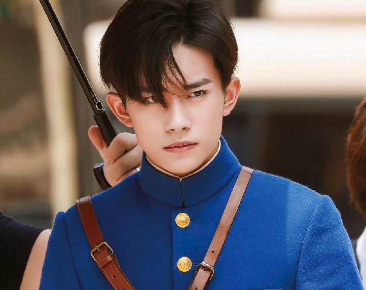 《艳势番》“走战壕”路透，胖虎翻滚一圈惹爆笑，还是千玺更稳！