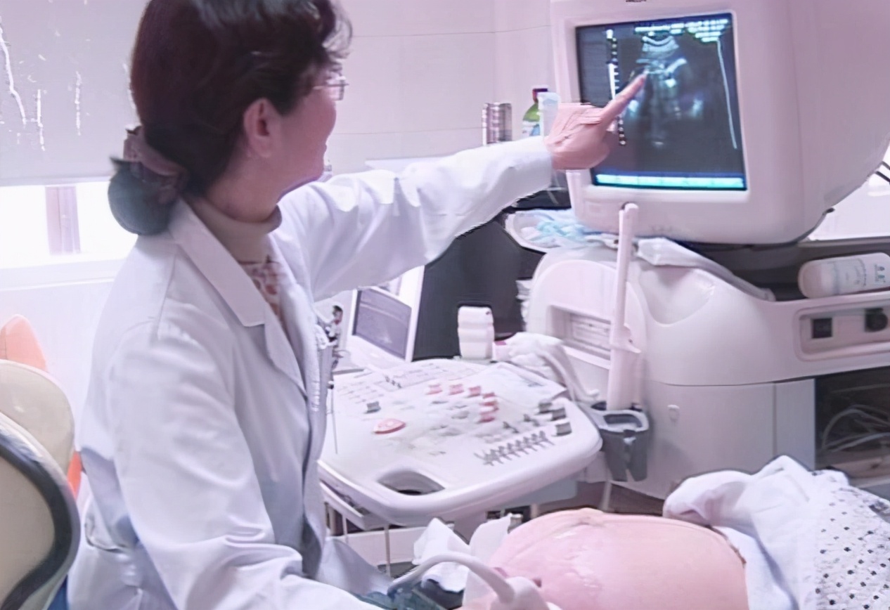 胎宝宝大小和手的比较,胎宝宝发育过程头的位置变化