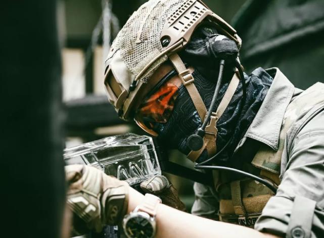 美国大兵佩戴的防护镜,为什么美国大兵都戴眼镜