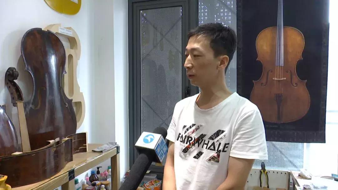 在海门有个能人，要修复一把近300年的德国大提琴
