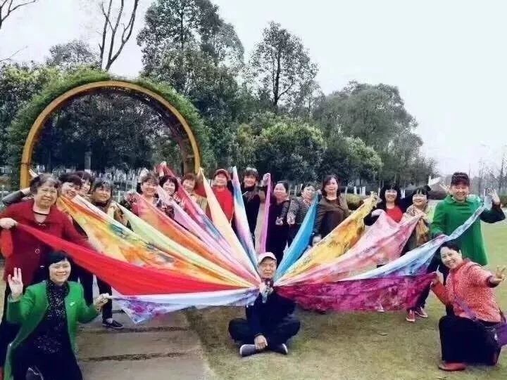 中国大妈旅游标配动作合集,中国大妈旅游拍摄姿势