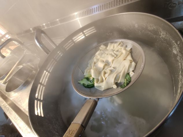 血赔400万后，他靠卖小吃翻盘，170平店日营收近4万