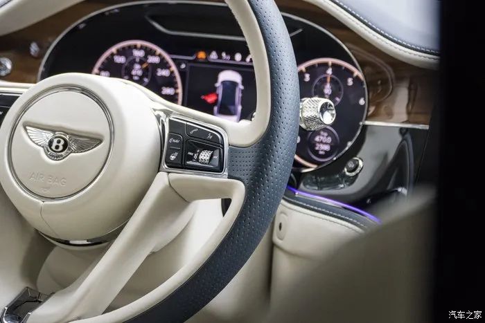 宾利飞驰对比迈巴赫s480气场,宾利飞驰街拍气场霸气视频