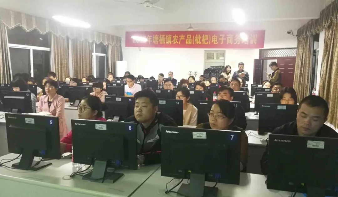 从微店售卖、朋友圈营销到直播带货...看“90后辣妈”变身塘栖枇杷电商“大神”