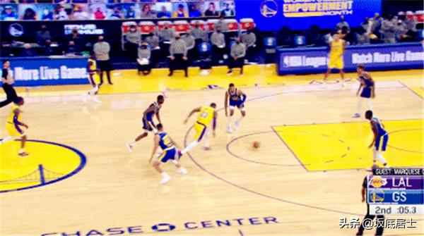 詹姆斯：裤子，你咋罚出个三不沾啊！库兹马：那我也没踢足球啊