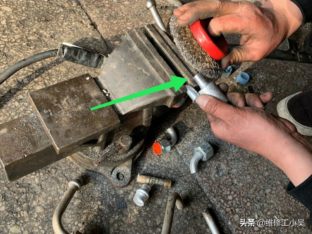 空调修理师傅泄漏氟利昂,汽车空调管道漏氟维修多少钱