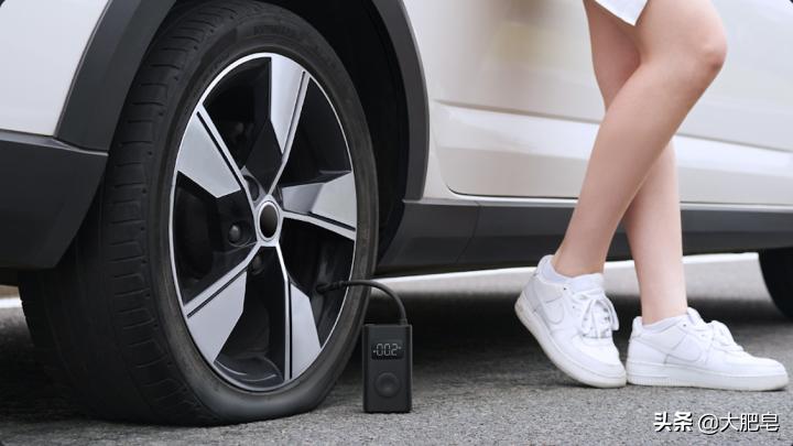 米家充气宝1s给汽车打气,看完欧洲杯想踢球
