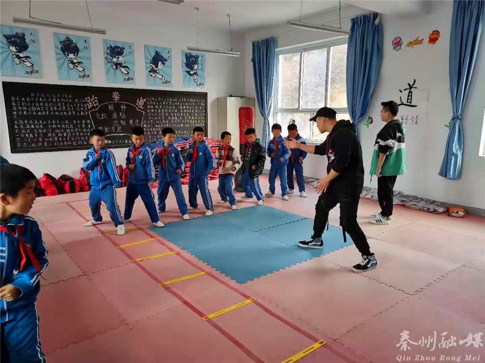 圪垱店小学乡村少年宫课堂,乡村学校少年宫开课