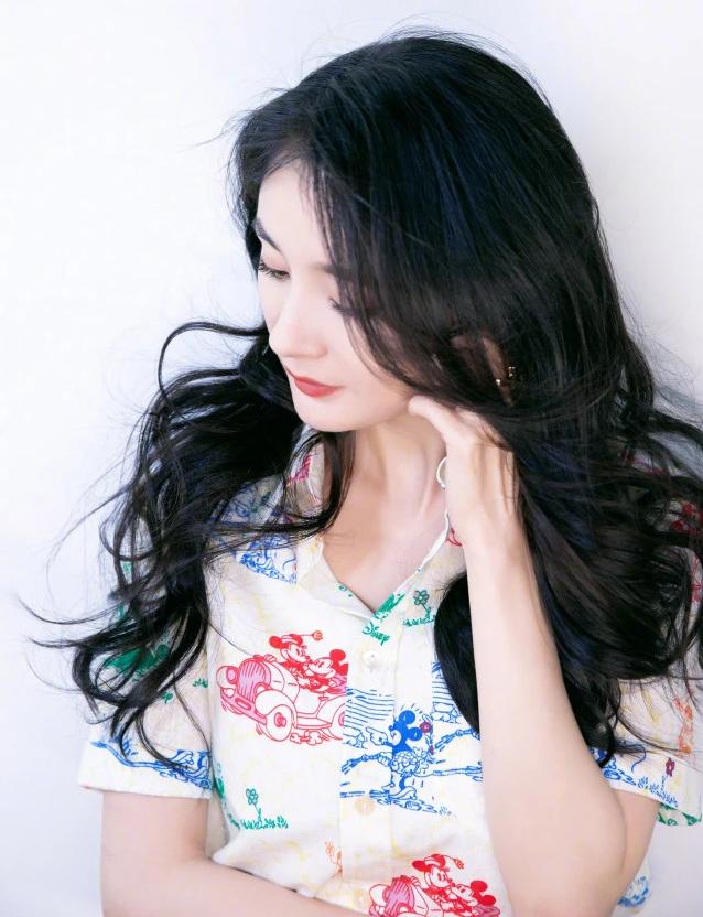 路人镜头下的杨幂腿细成这样,杨幂的腿虽细却不直