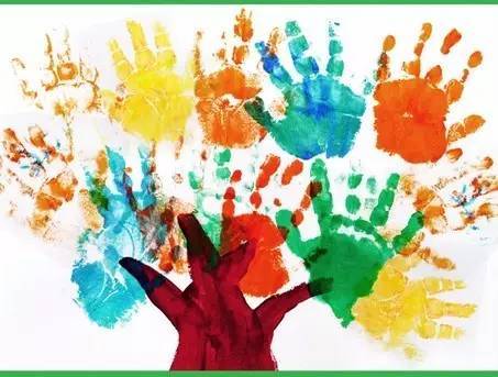 怪异的全家福引起老师注意，从绘画中分析孩子性格，学会与他沟通