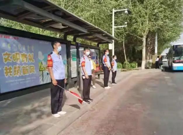 不惧考验高温天致敬列车搓澡人,不畏高温酷暑奋战一线