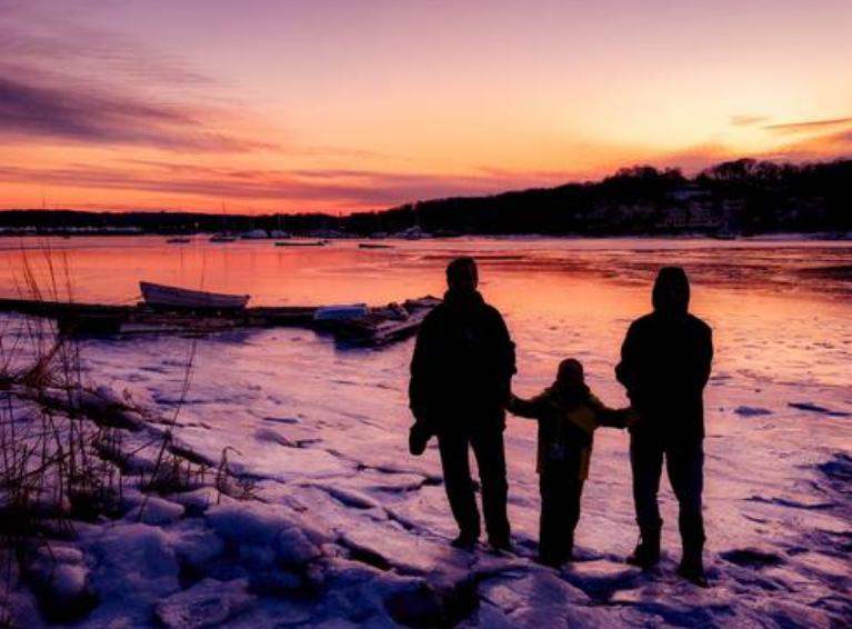 孩子爬上抚顺地标建筑滑梯,孩子爬上抚顺地标建筑