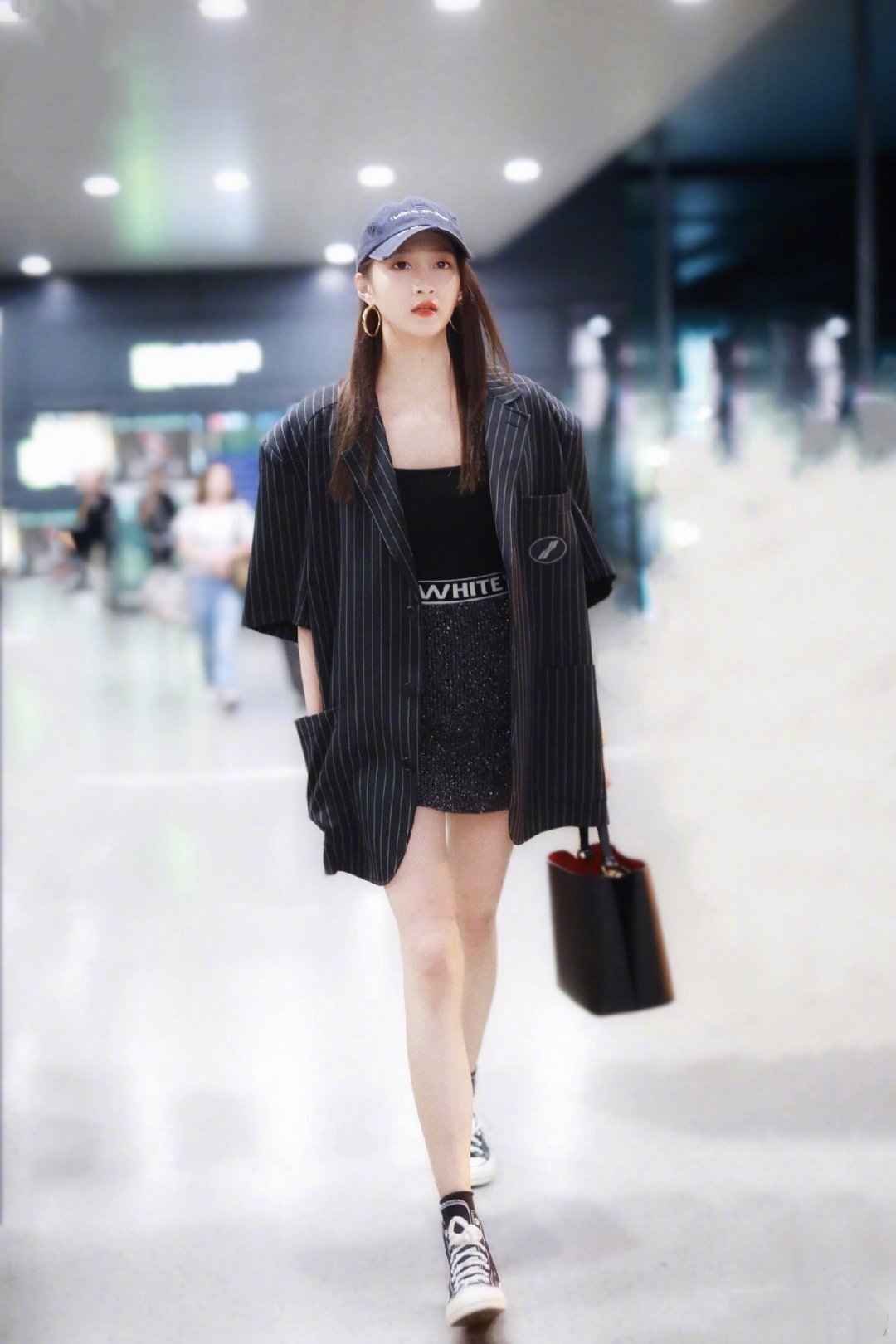 关晓彤穿裙子套裤子走红毯,22岁关晓彤露脐装