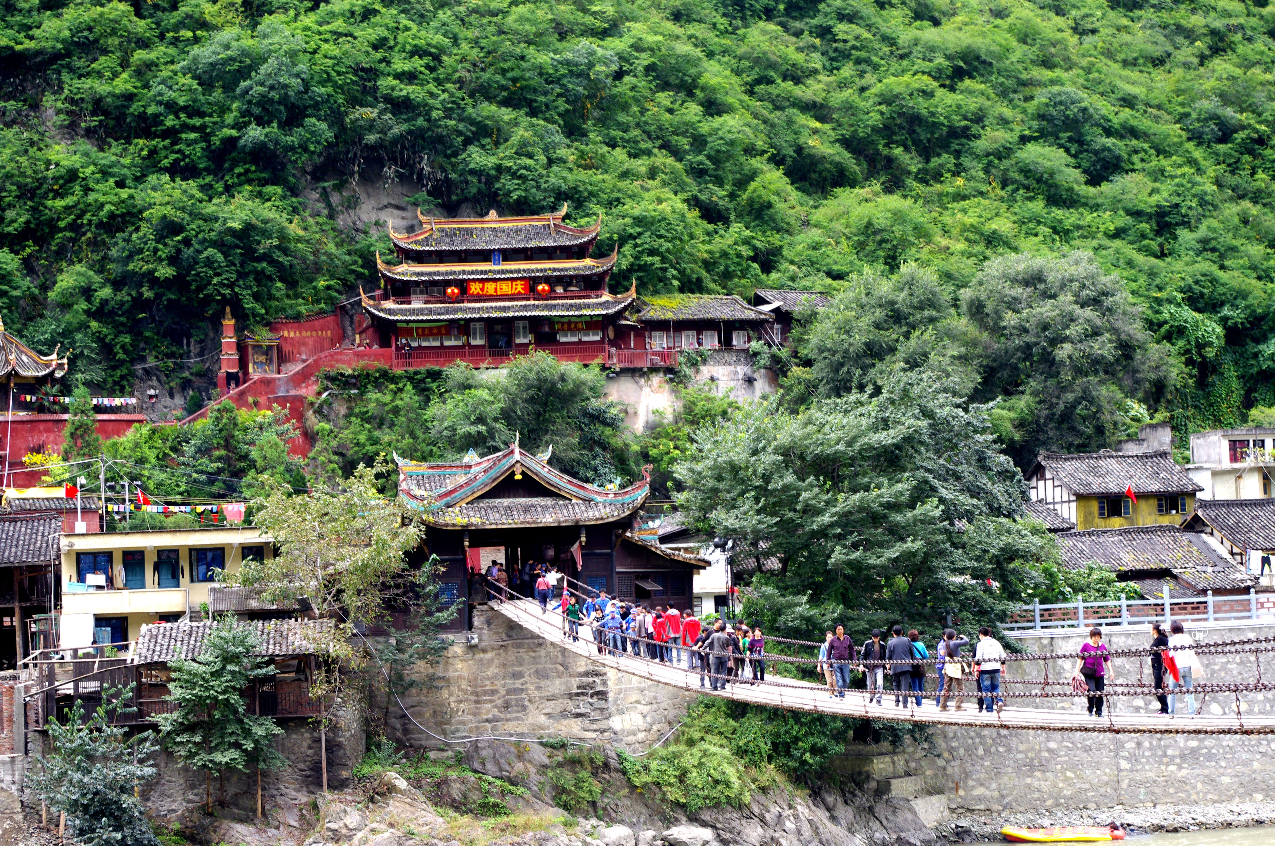 终于弄清楚，红军长征时飞夺的泸定桥由12164个铁链组成