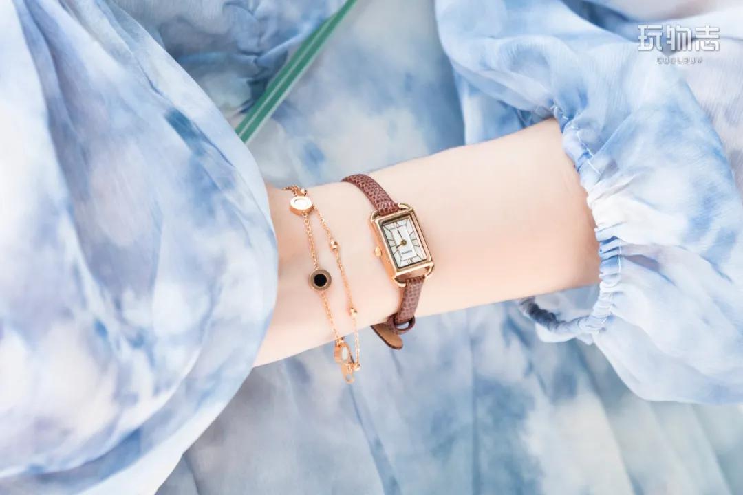 送这被夸有品位!三吉彩花同款腕表,女友戴了爱不释手