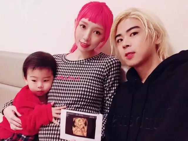 明星纷纷分享喜讯，一香港歌手却自曝娇妻被天王巨星要求一同*欢寻**