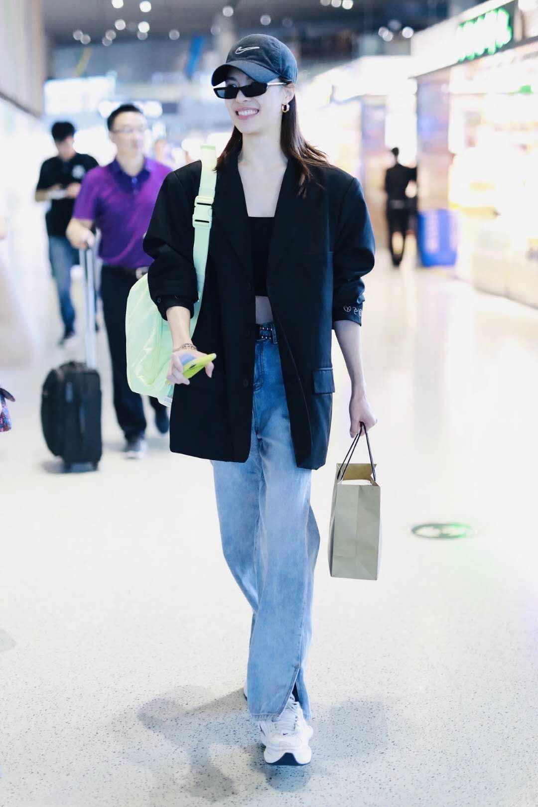 张柏芝又作妖了？肚兜剪掉一块当上衣，肚脐太抢镜