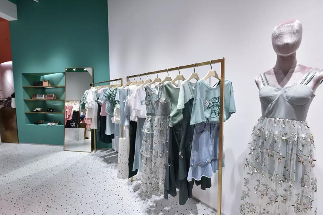 打卡服装体验店,爱丽丝梦游仙境服装款式