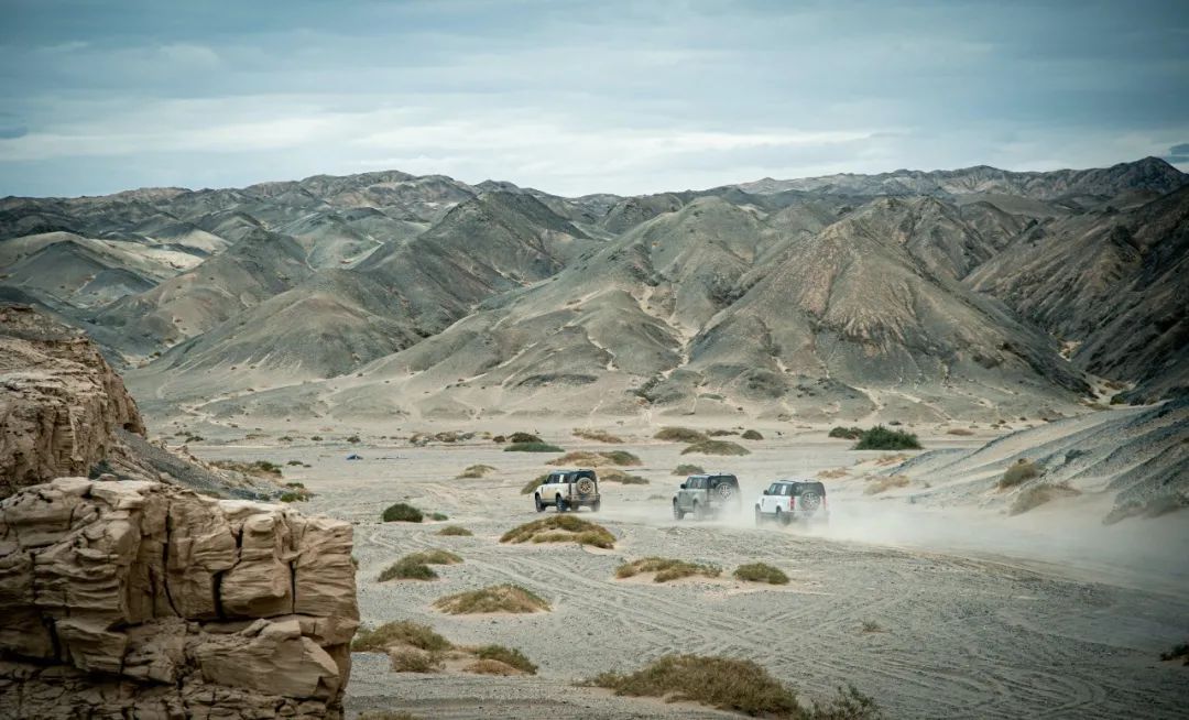 平行进口路虎卫士110版最新试驾,路虎卫士110p400e试驾