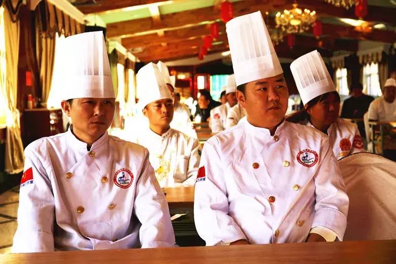 段跃平大师在五渡桥农庄菜品研修班上与学员分享学厨经历