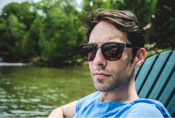 眼睛前面有黑点怎么回事,为什么眼睛前面总觉得有黑点晃动